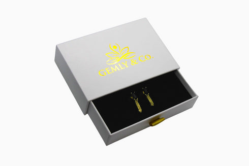 Ameya अमेय | Onyx | Ohrstecker mit Kette | 18K Vermeil Vergoldung